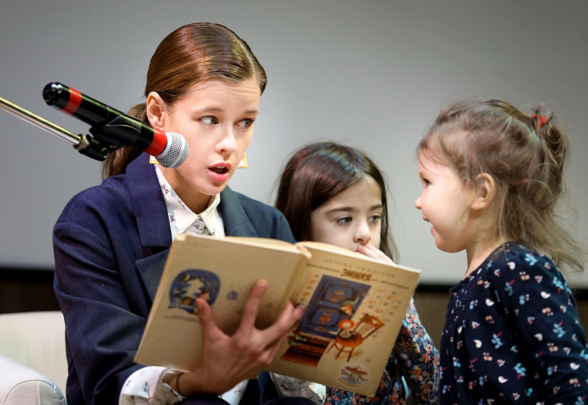 Екатерина Шпица читает детям