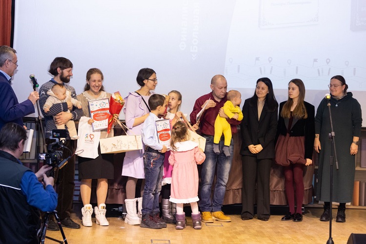 Вручение подарочных сертификатов от компании Christina Himenes