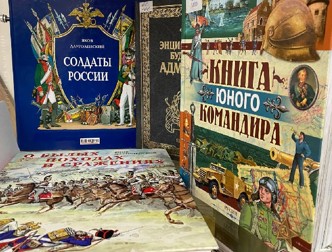 Книжные выставки в залах обслуживания