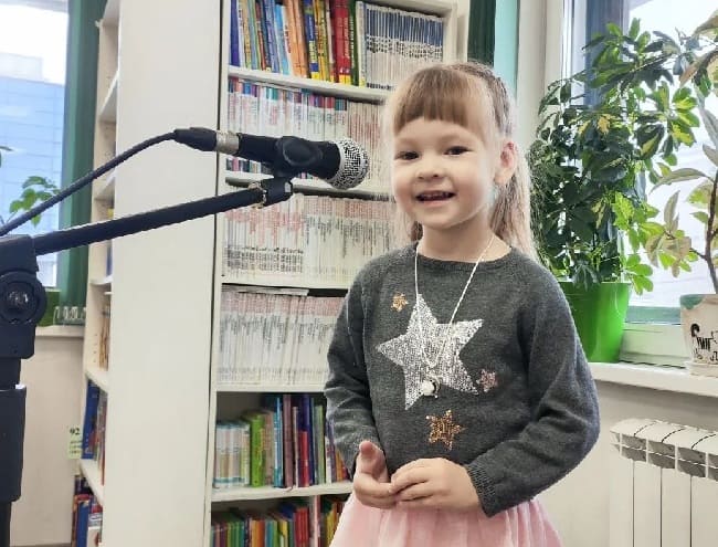 Дети у микрофона