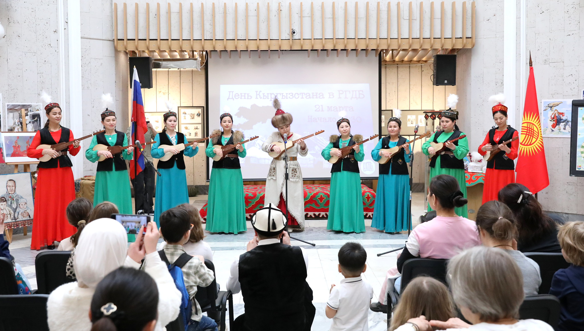 В РГДБ отметили Нооруз на Дне Кыргызстана