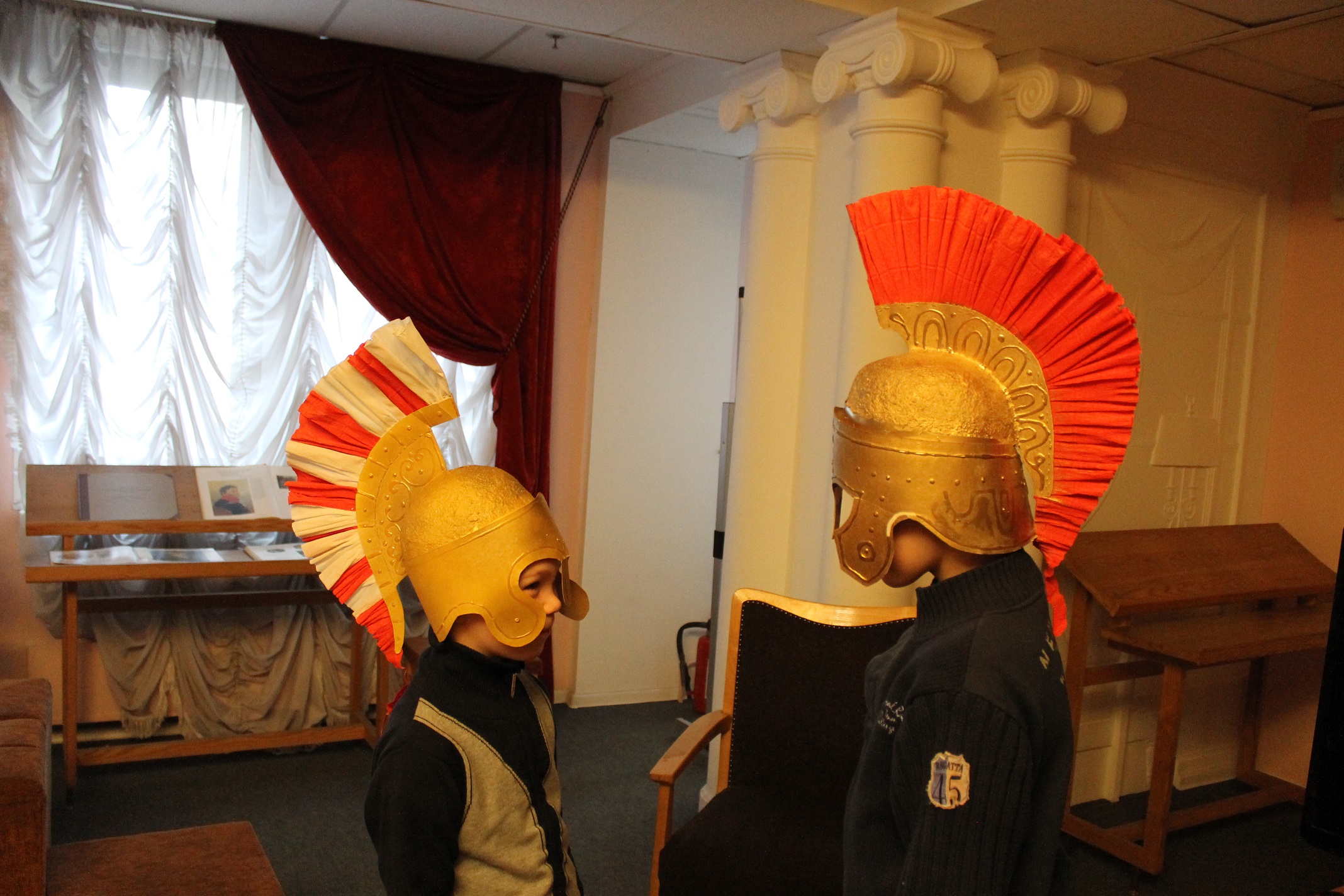 Примеряют древнегреческие шлемы фракийского типа