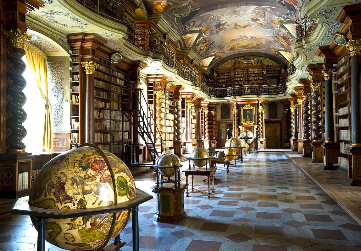 Самая известная библиотека. Библиотека в Праге Клементинум. Национальная библиотека Прага Клементинум. Пражская библиотека Клементинум. Библиотека Клементинум Прага Чехия.