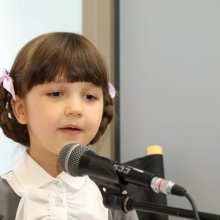 Девочка читает стихи Роберта Рождественского