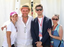 Максим Аверин и сотрудники РГДБ за кулисами Главной сцены Книжного фестиваля «Красная площадь»