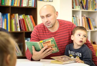 Дети читают вместе с родителями вслух