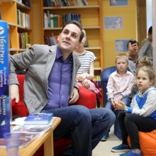 Актёр Пётр Абрамов представил гостям Библионочи книгу Джессики Таунсенд «Невермур. Испытания Морриган Кроу».