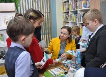 Нина Дашевская на встрече с читателями в СахОДБ