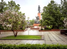 Калужская площадь перед главным входом РГДБ