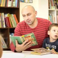 Дети читают вместе с родителями вслух