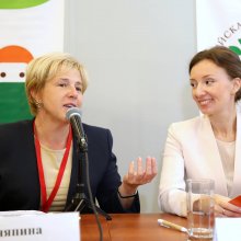 Анна Кузнецова и Мария Веденяпина (директор РГДБ) на круглом столе.