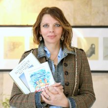Екатерина Рождественская с книгами для Библиотеки № 1 МУ "ЦБС г. Белово", Кемеровская область. Акция «Подари ребёнку книгу!».