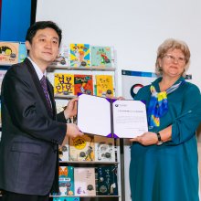 Cоветник Посольства Республики Корея Чон Ён Хи и замдиректора РГДБ Ольга Мезенцева