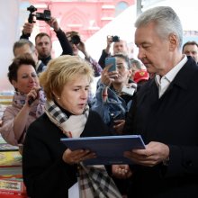 Директор РГДБ Мария Веденяпина и мэр Москвы Сергей Собянин