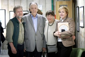 Открытие выставки работ художника-иллюстратора Николая Устинова «Никола Летний» в РГДБ. Андрей Усачёв, Виктор Чижиков, Зинаида Чижикова (жена), Мария Веденяпина (директор РГДБ)