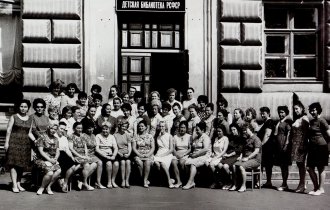 Коллектив библиотеки. 1970 год. Старое здание на ул. Дмитрия Ульянова