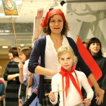 Девочка пионер в детской библиотеке