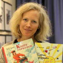 Режиссёр Анна Чернакова с книгами для ЦБС Надеждинского муниципального района, Приморский край Акция «Подари ребенку книгу!» 