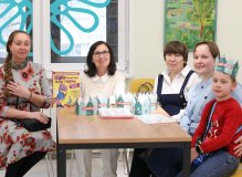 Софья и Тамара Арзуманян с гостями встречи