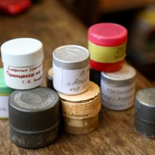 Баночки с плёнками диафильмов.