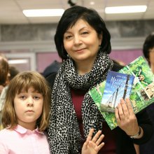 Художник Анастасия Архипова с книгами для Центральной детской библиотеки Починковского района, Нижегородская область Акция «Подари ребенку книгу!» 