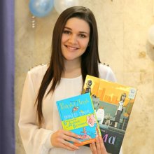  Дина Гарипова с книгами для Центральной детской библиотеки, г. Свободный, Амурская область. Акция «Подари ребенку книгу!» 