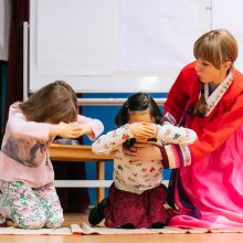 Юные участники учатся исполнить «сэбэ»
