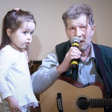 Андрей Усачёв на сцене концертного зала библиотеки