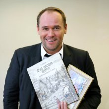 Актёр Максим Аверин с книгами для Парфеньевской центральной библиотеки им. С.В. Максимова, Костромская область. Акция «Подари ребёнку книгу!».