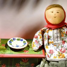«Девушка за столом», тряпичная кукла