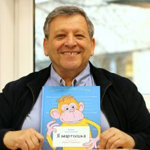  Борис Грачевский с книгами для Смоленской областной детской библиотеки, г.Смоленск. Акция «Подари ребенку книгу!» 