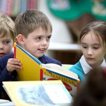 Дети читают книги в библиотеке (РГДБ)