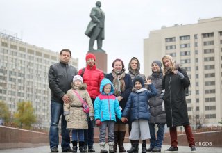 Участники клуба у памятника Ленину на Калужской пл. 