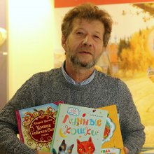 Писатель Андрей Усачев с книгами для Ширванской сельской библиотеки, Краснодарский край. Акция «Подари ребенку книгу!»