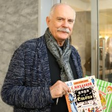 Режиссёр Никита Михалков с книгами для Коми-Пермяцкой детской библиотеки, г.Кудымкар, Пермский край и Купреевской библиотеки-филиала Гусь-Хрустального района, Владимирская область. Акция «Подари ребёнку книгу!».