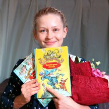  Юлия Пересильд с книгами для библиотеки Общеобразовательной школы-интерната № 1 VII вида для обучающихся и воспитанников с ограниченными возможностями здоровья, г. Севастополь. 