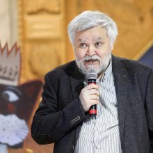 Лингвист Максим Кронгауз на выставке Пёстрый квадрат в детской библиотеке