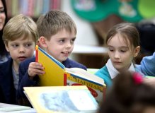 Дети читают книги в библиотеке (РГДБ)