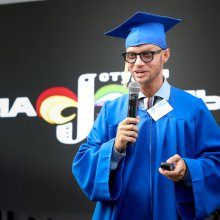 Дмитрий Хрусталёв читает диафильмы на фестивале «Галафест»