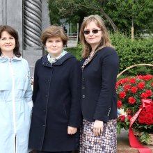 Сотрудники РГДБ возложили цветы к памятнику Кирилла и Мефодия