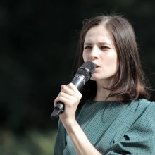 Актриса Юлия Снигирь читает диафильмы