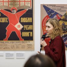 Ольга Виноградова проводит экскурсию по выставке