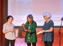Нина Гарде, Марит Торнквист и Лиз Пейдж на церемонии вручения премии «IBBY-iRead»