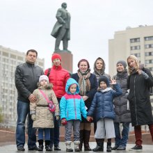 Участники клуба у памятника Ленину на Калужской пл. 